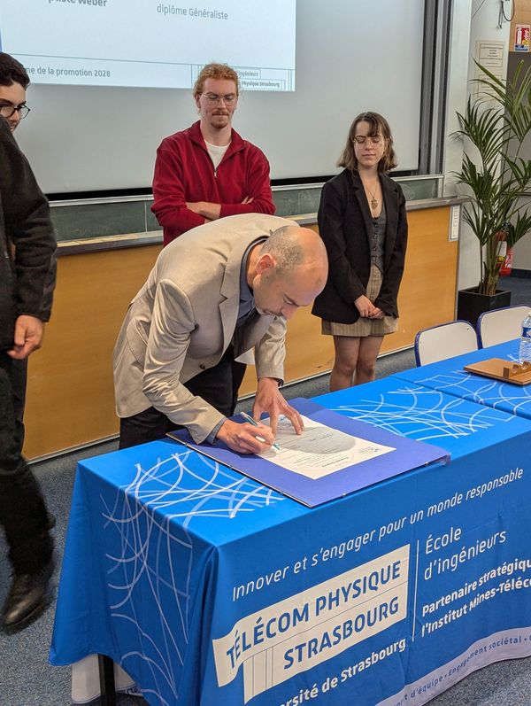 Signature de la charte de parrainage par M. Prégaldiny