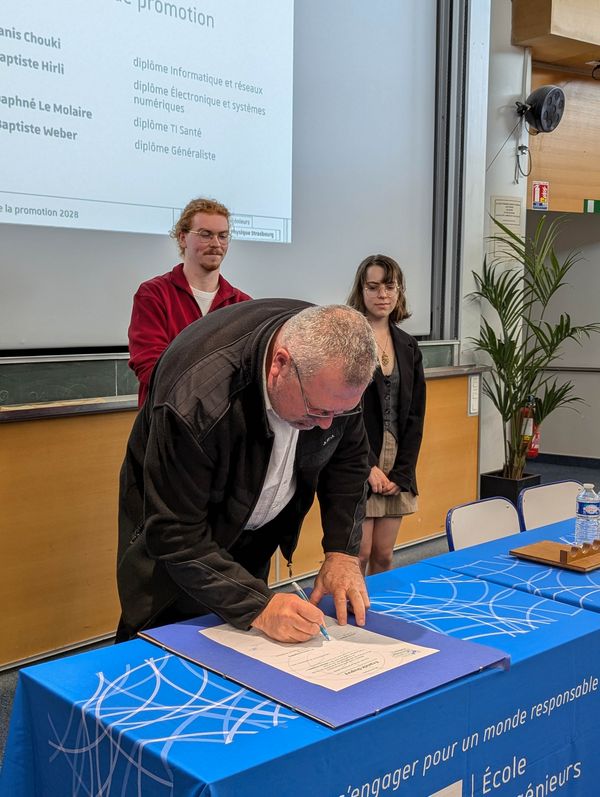 Signature de la charte de parrainage par M. Dupuy